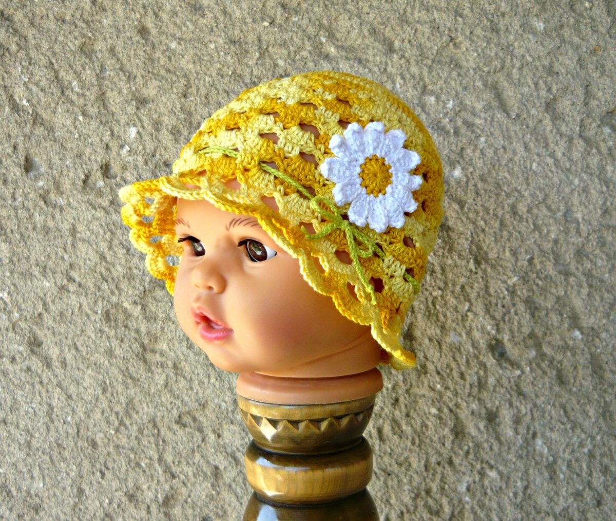 Háčkovaný klobouček s kopretinkou :-)