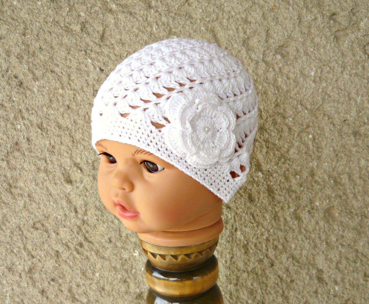  Háčkovaná čepička bílá .....