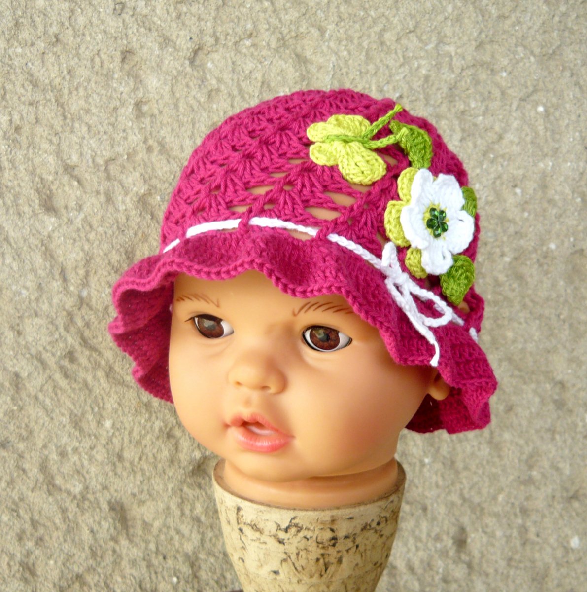 Tmavě růžový háčkovaný klobouček..........