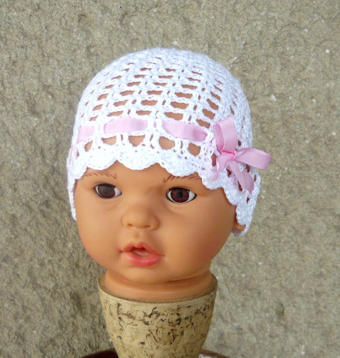  Háčkovaná čepička bílá 