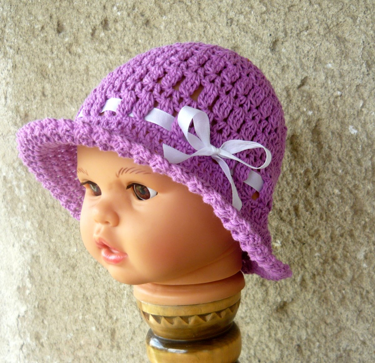 Háčkovaný klobouček fialkový :-)