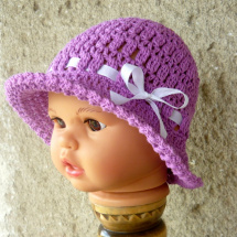 Háčkovaný klobouček fialkový :-)