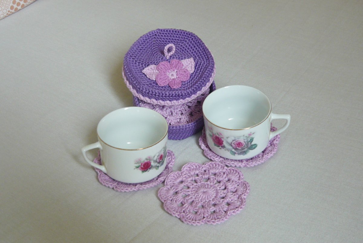 Háčkované podšálky v dózičce...