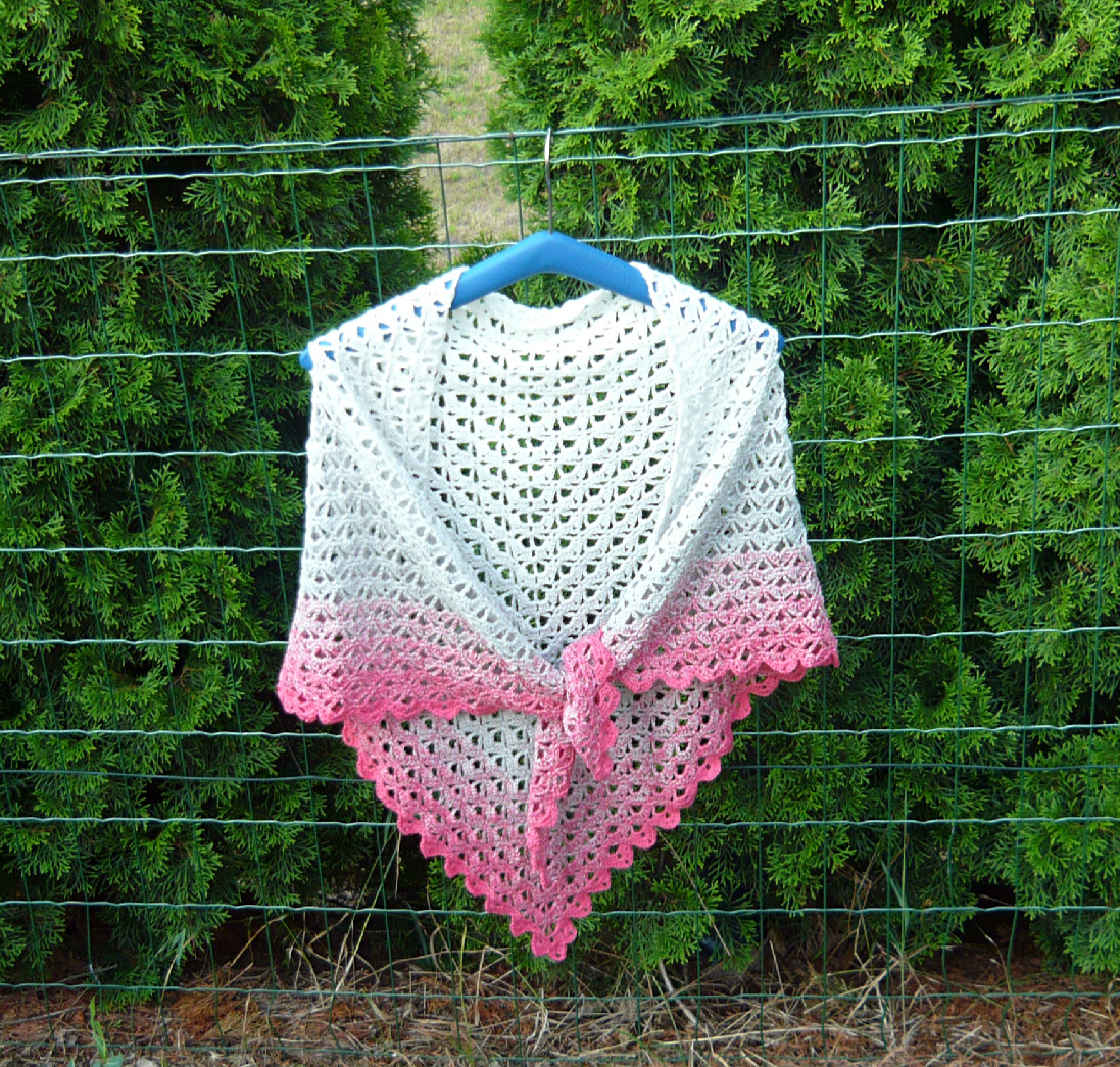 Háčkovaný šátek z duhového klubíčka...