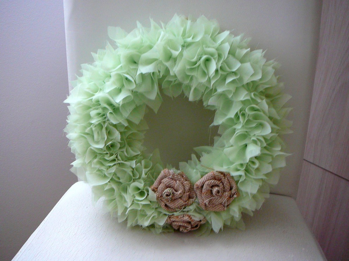 Zelenkavý věnec s růži.