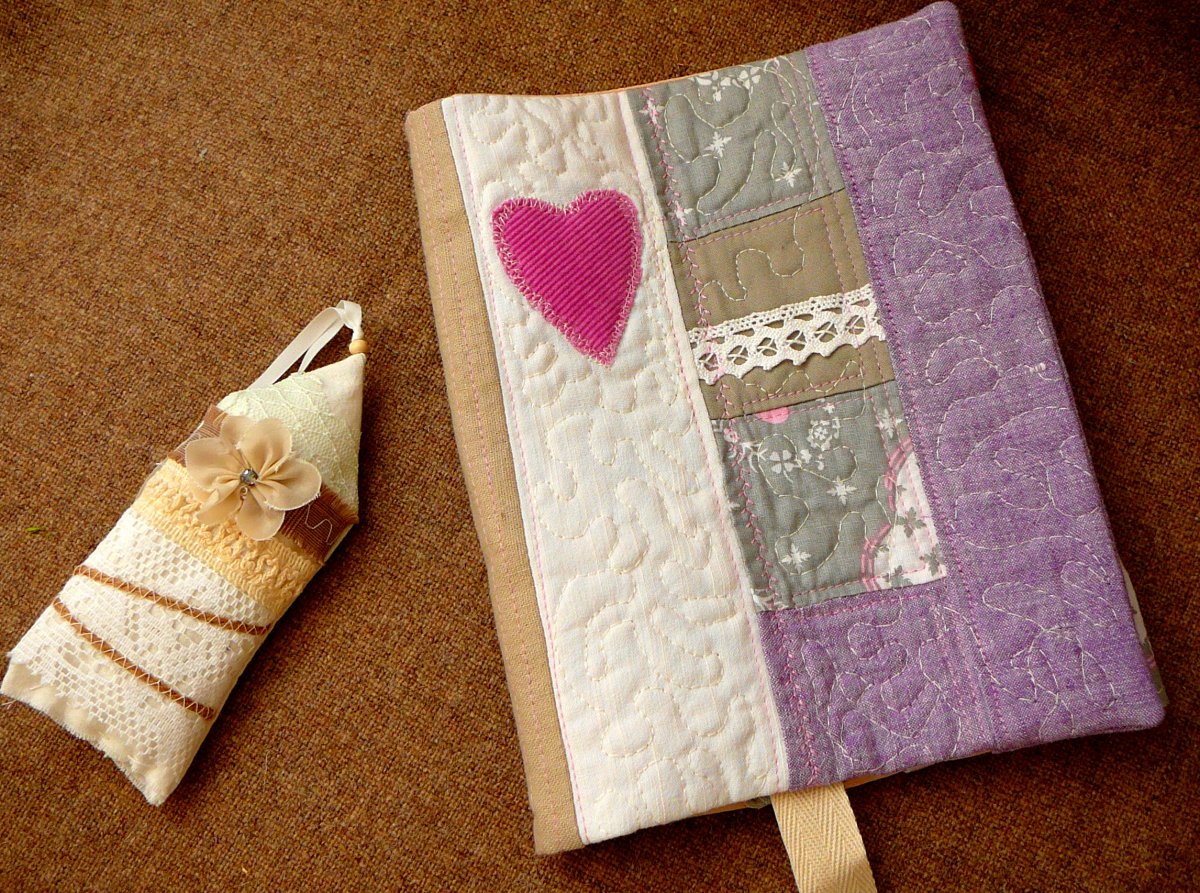 Nastavitelný obal na knihu.