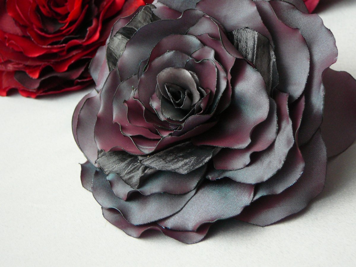 Šedivá taftová růže...