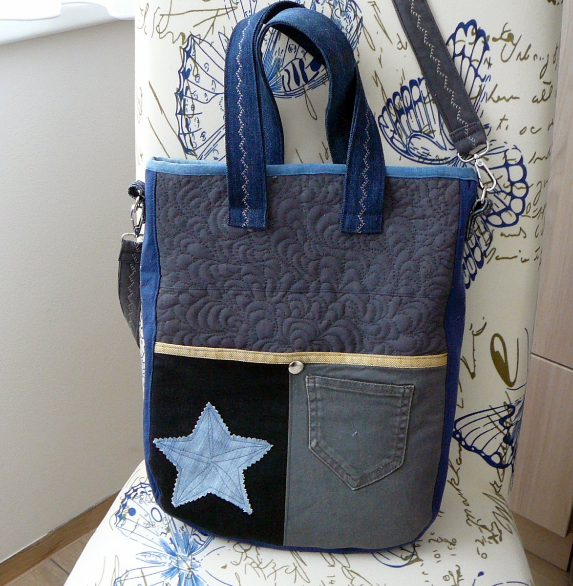 Kabelka do ruky i na rameno.