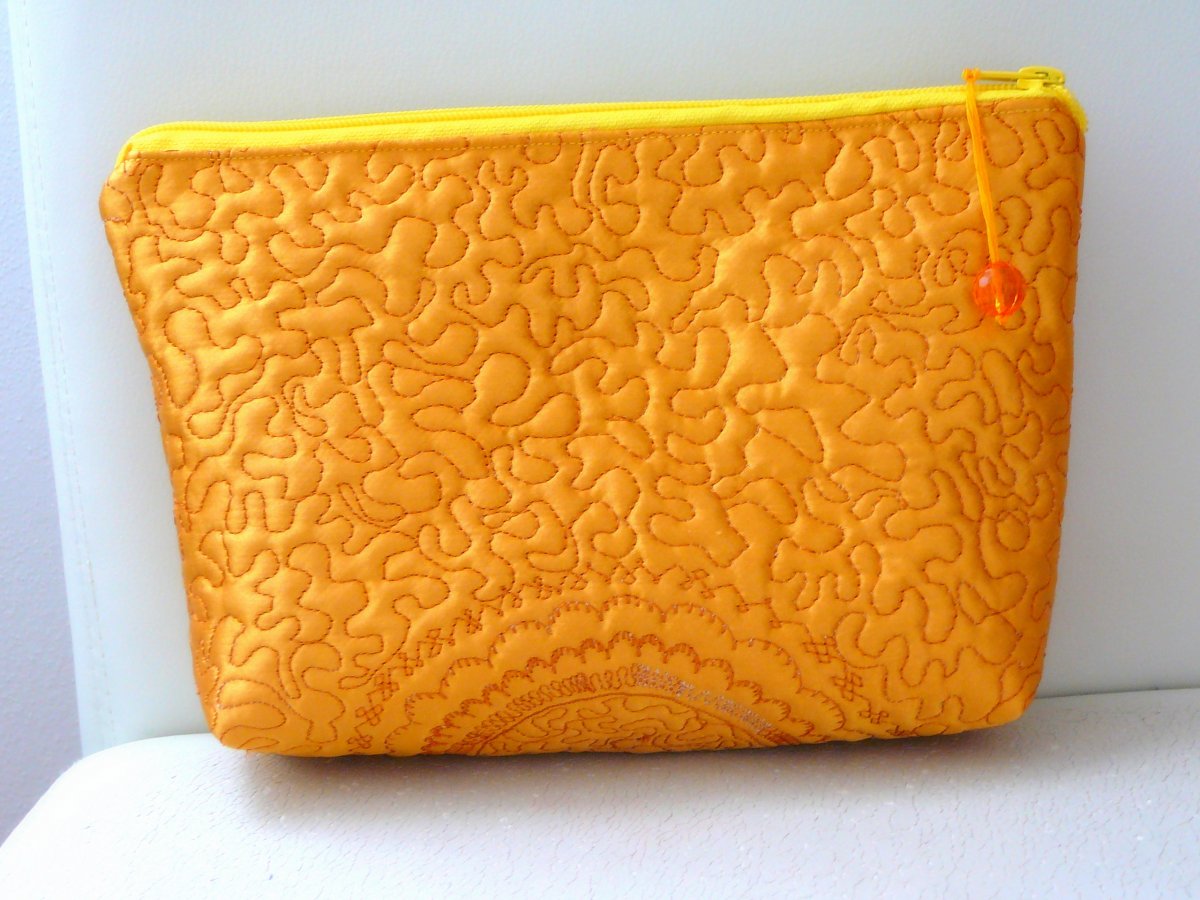 Saténová taštička zlatožlutá.