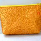 Saténová taštička zlatožlutá.