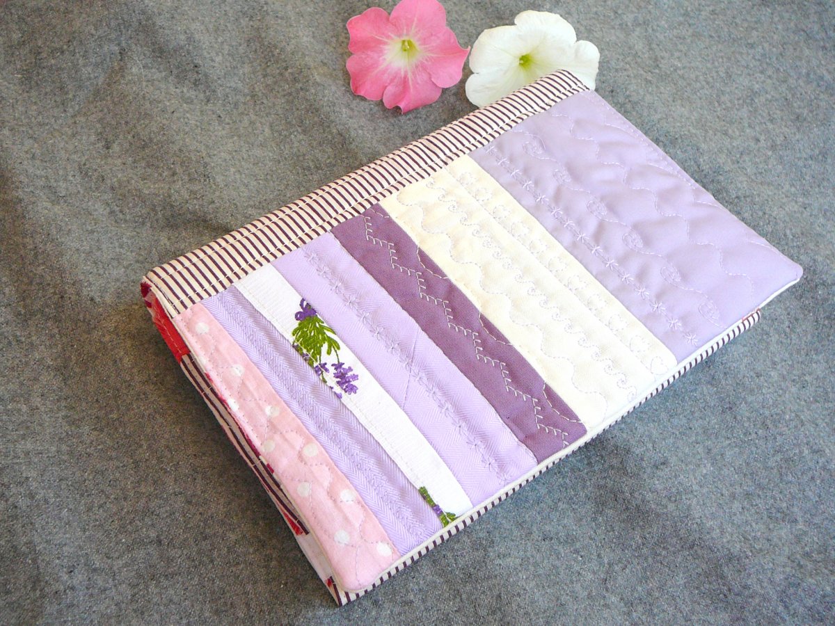 Nastavitelný obal na knihu.