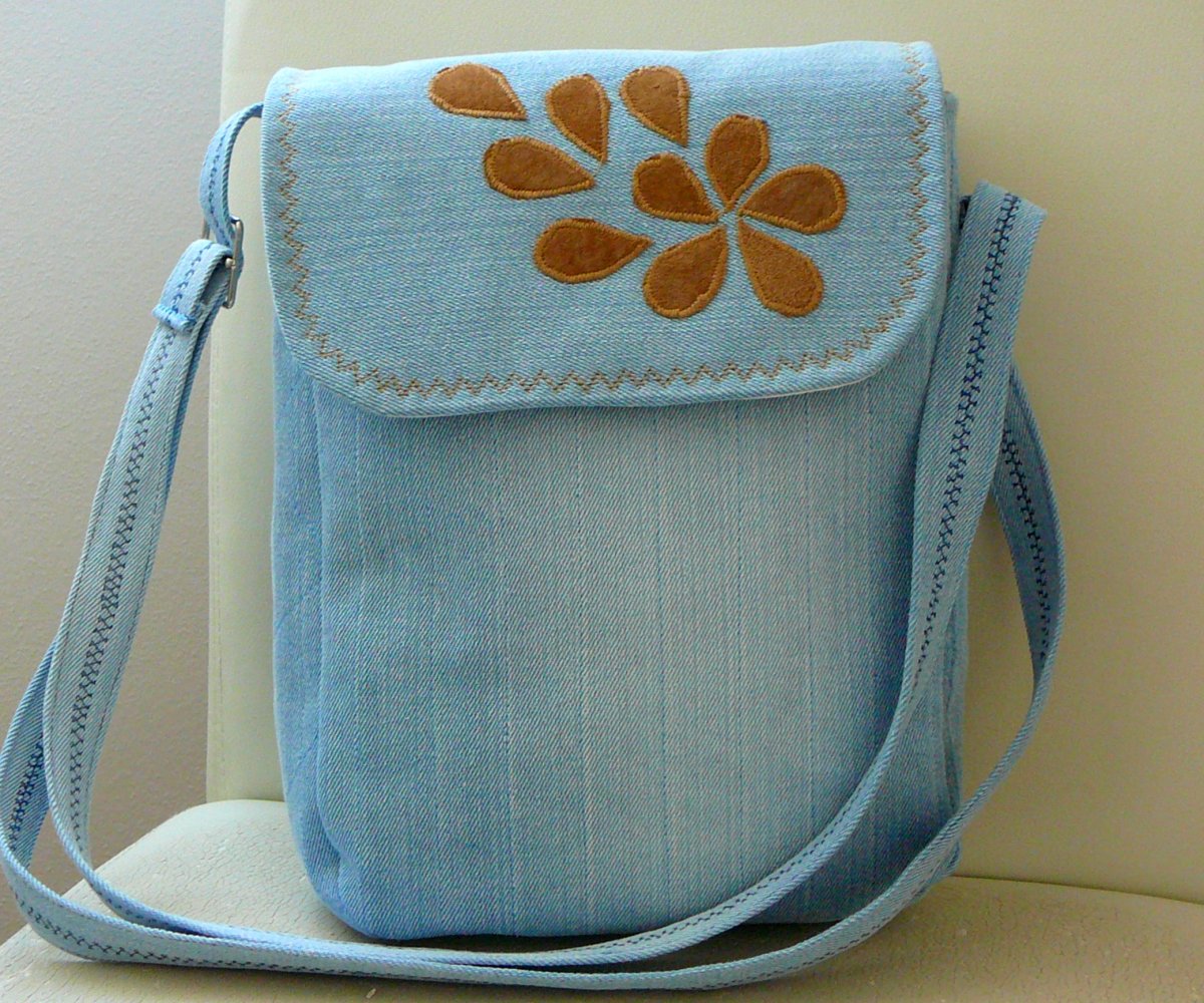 Džínová kabelka s klopou.