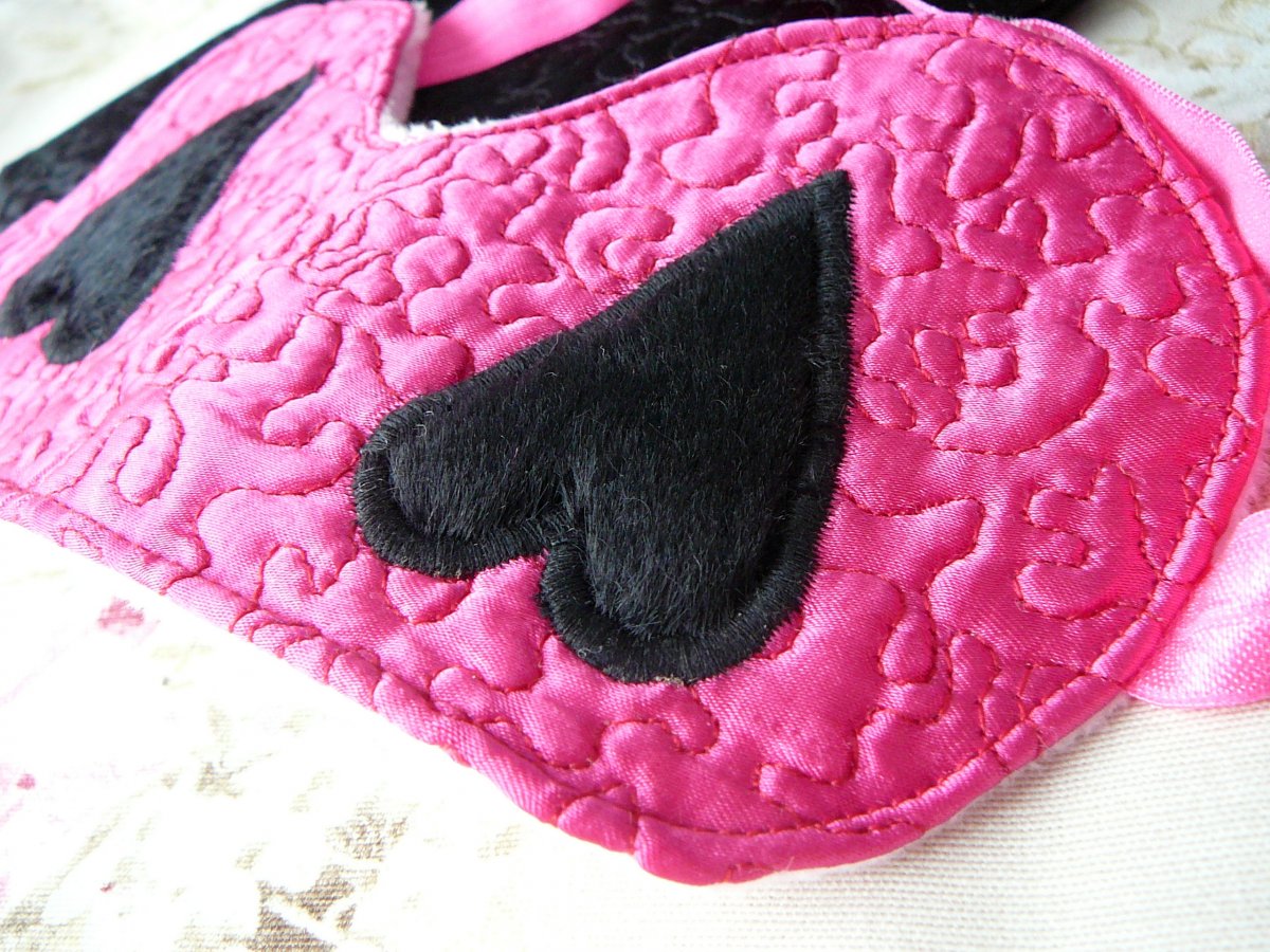 Maska na spaní se srdíčky.