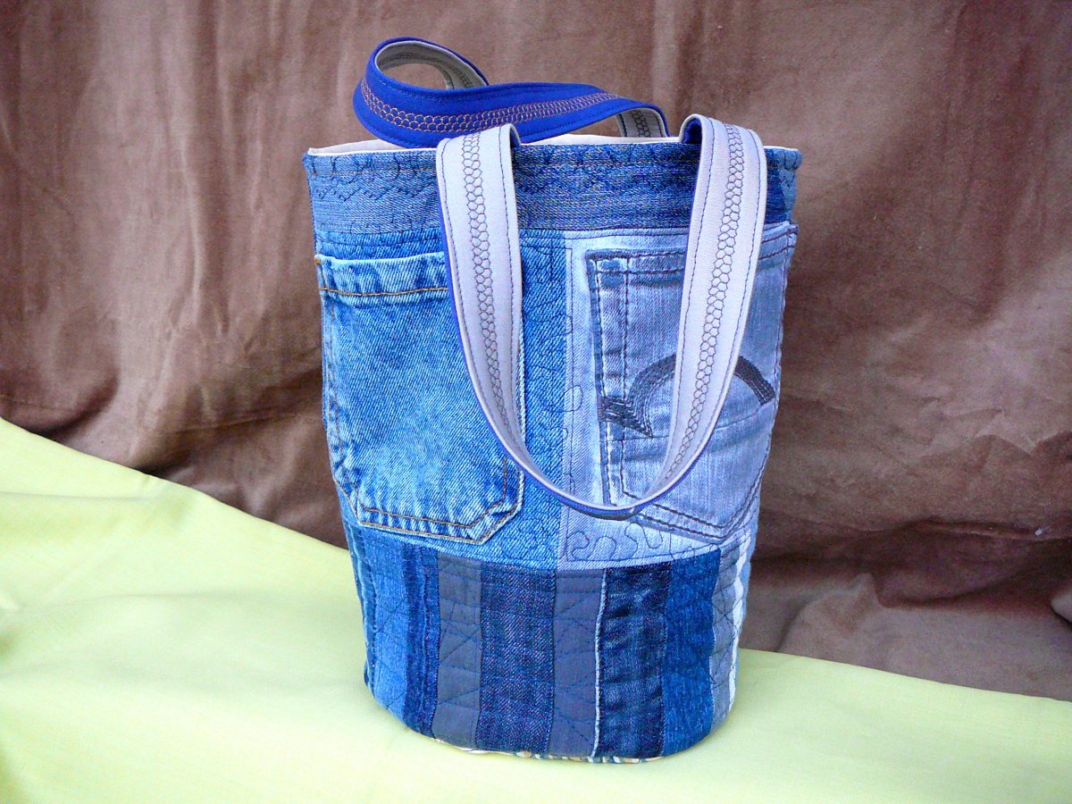 Džínový koš na cokoliv.
