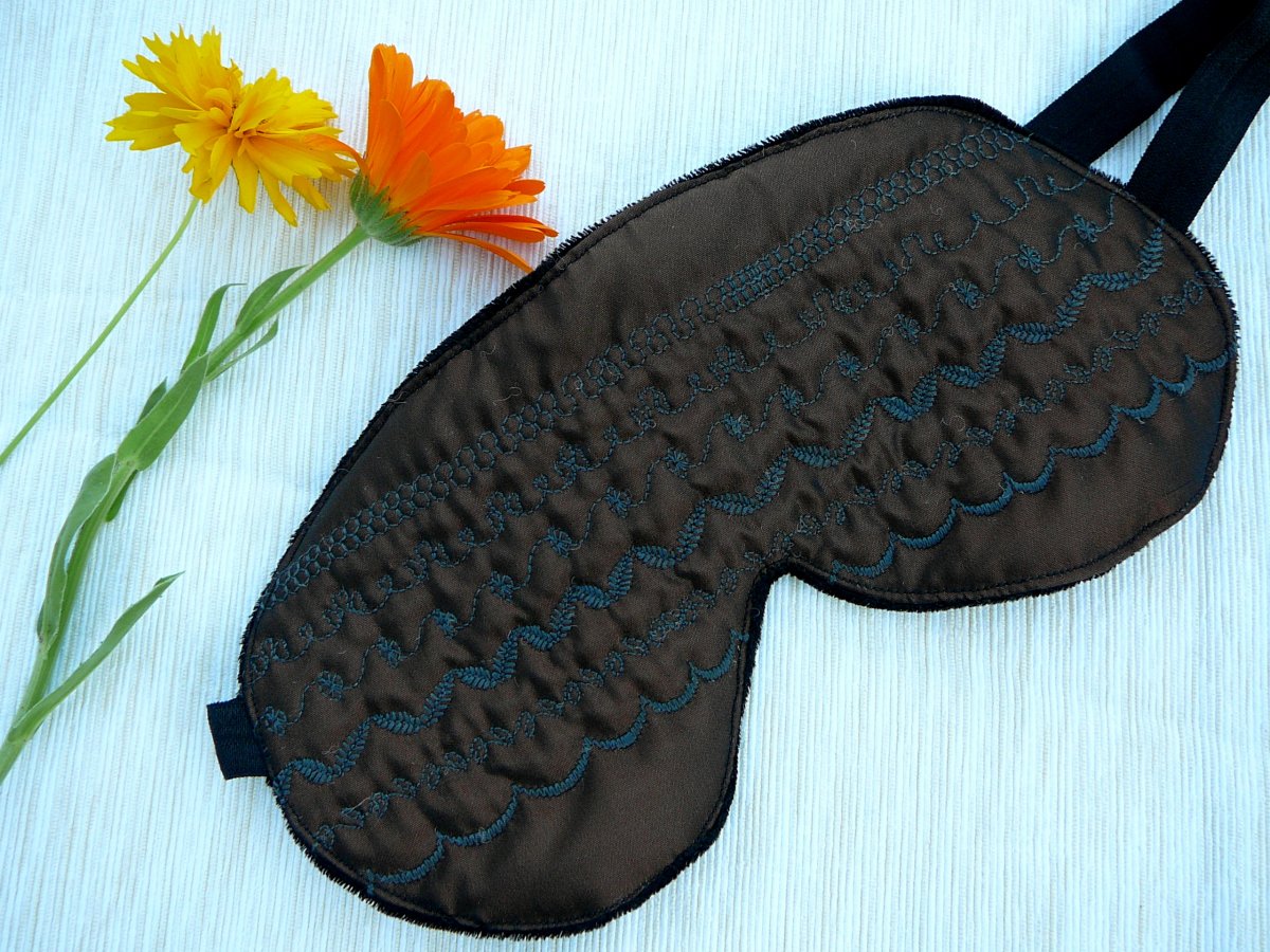 Hnědá Maska na spaní.