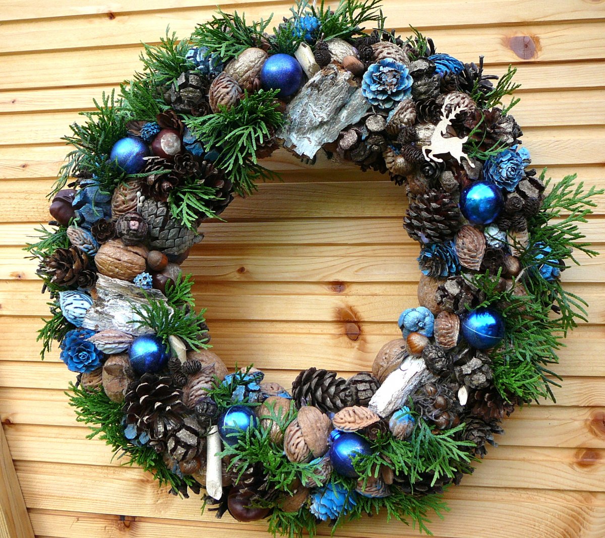 Vánoční věnec v barvě královská modrá.