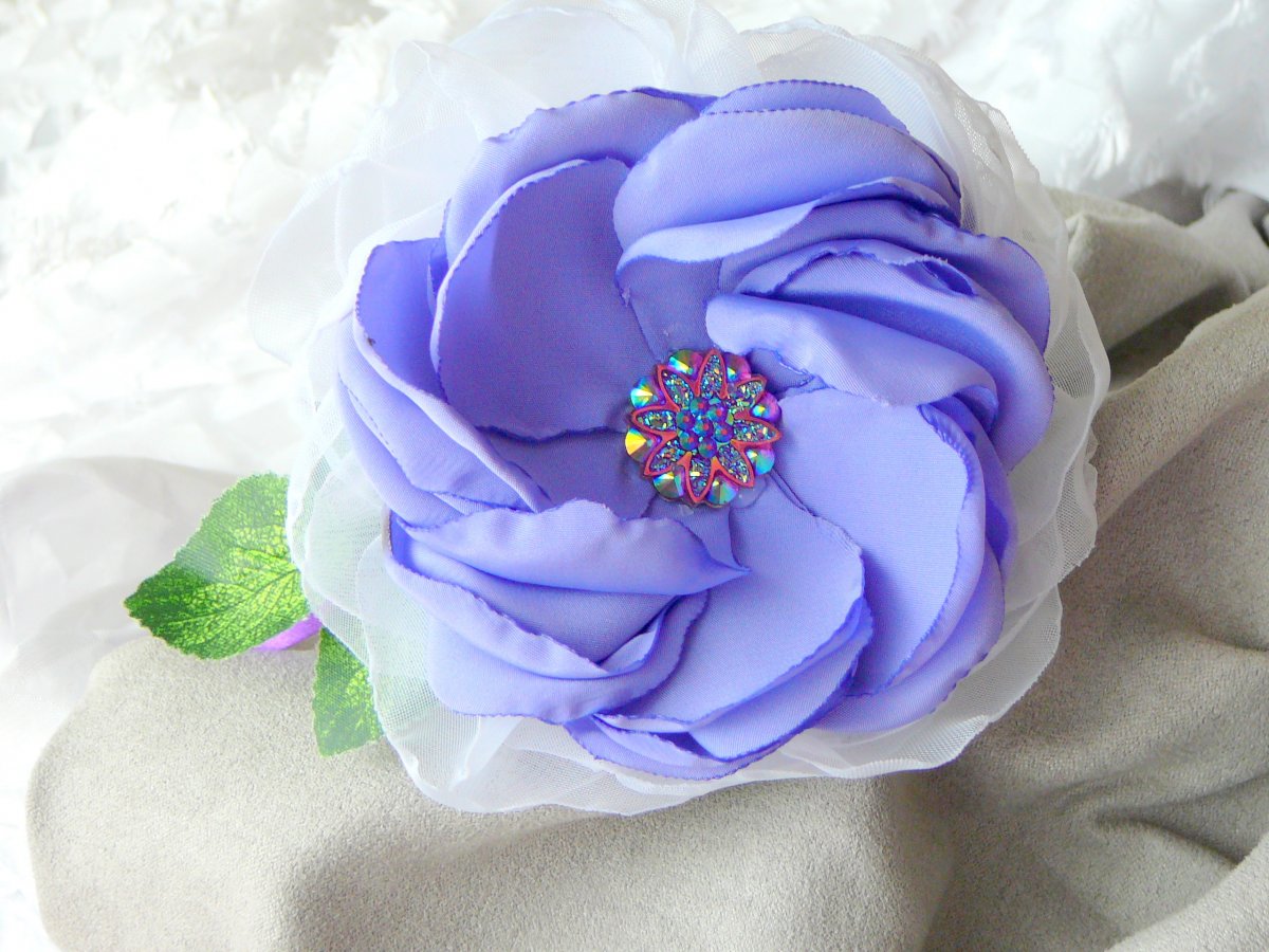 Čelenka s šeříkovým květem.