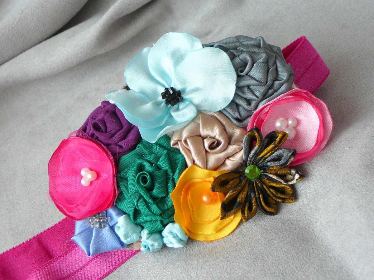 Jemně růžová čelenka.