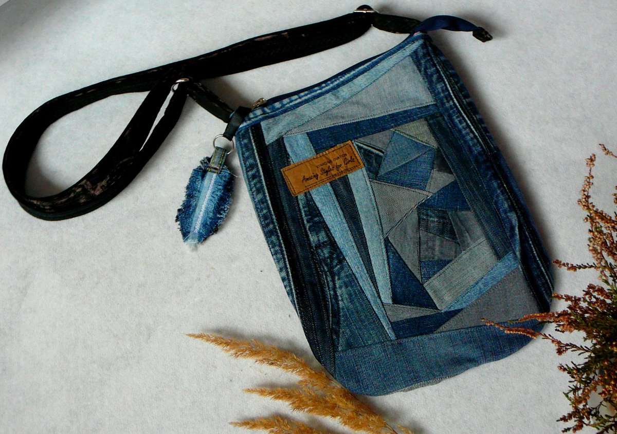 Džínová kabelka.