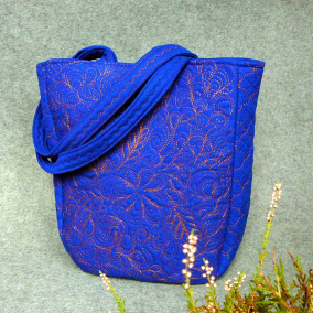 Kabela v barvě královská modrá.