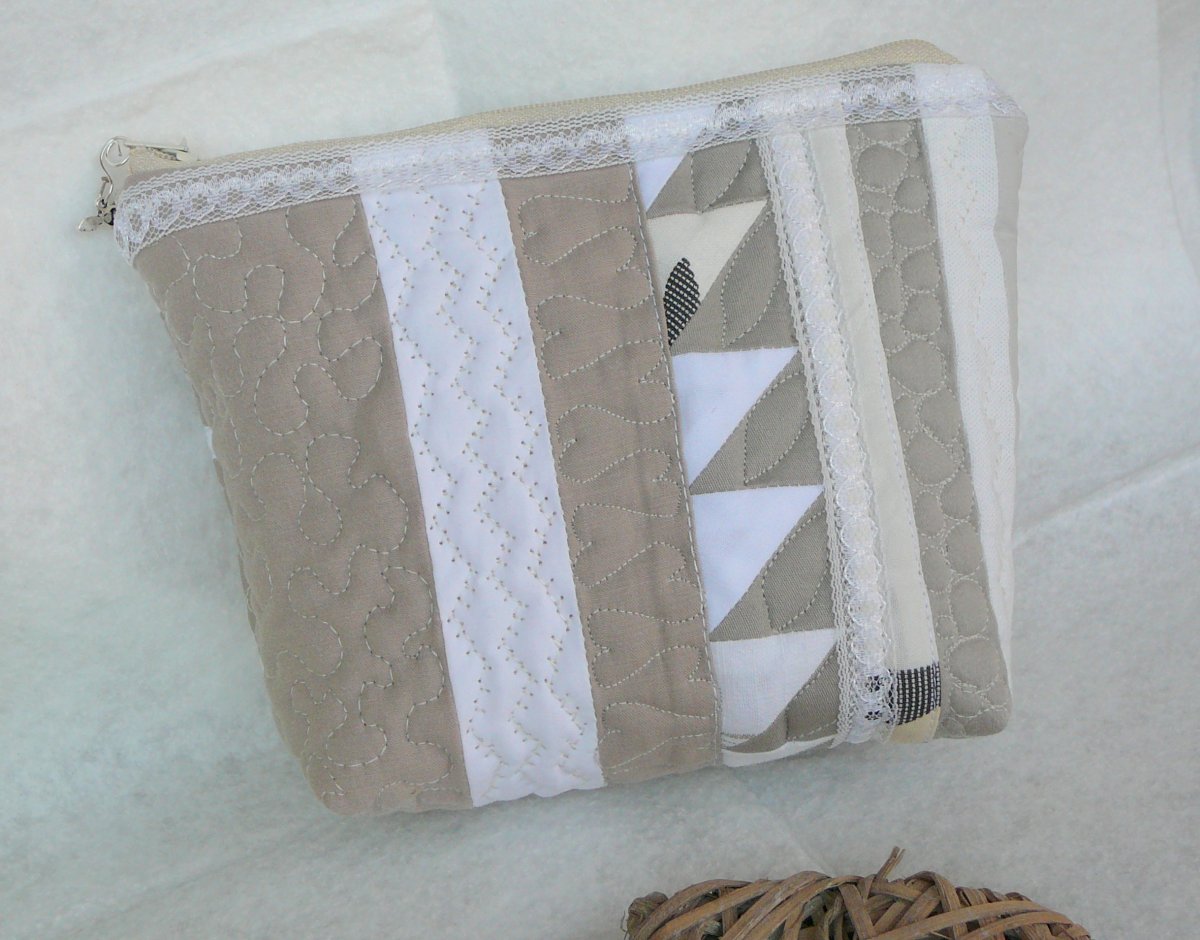 Taštička s krajkou.