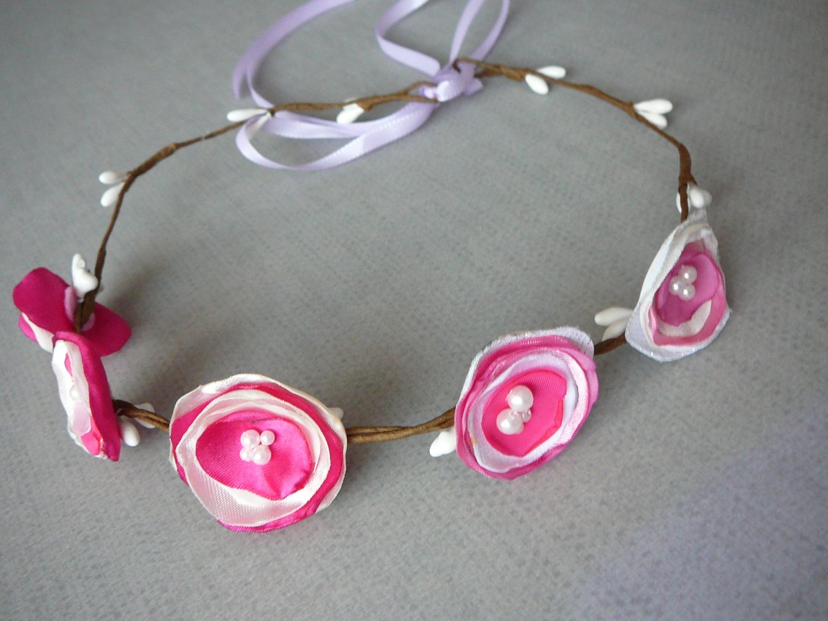 Věneček s jemnými květy.