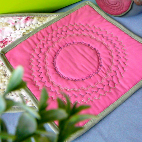 Prostírání na stůl.