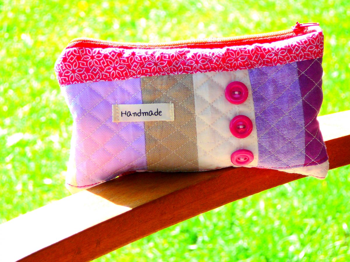 Taštička v růžových barvách.