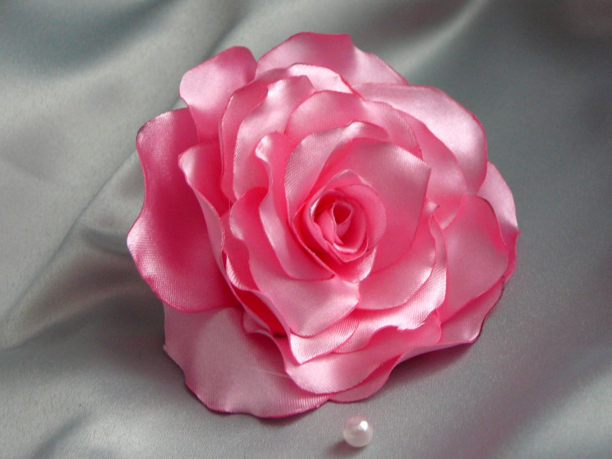  Gumička do vlasů s růži.