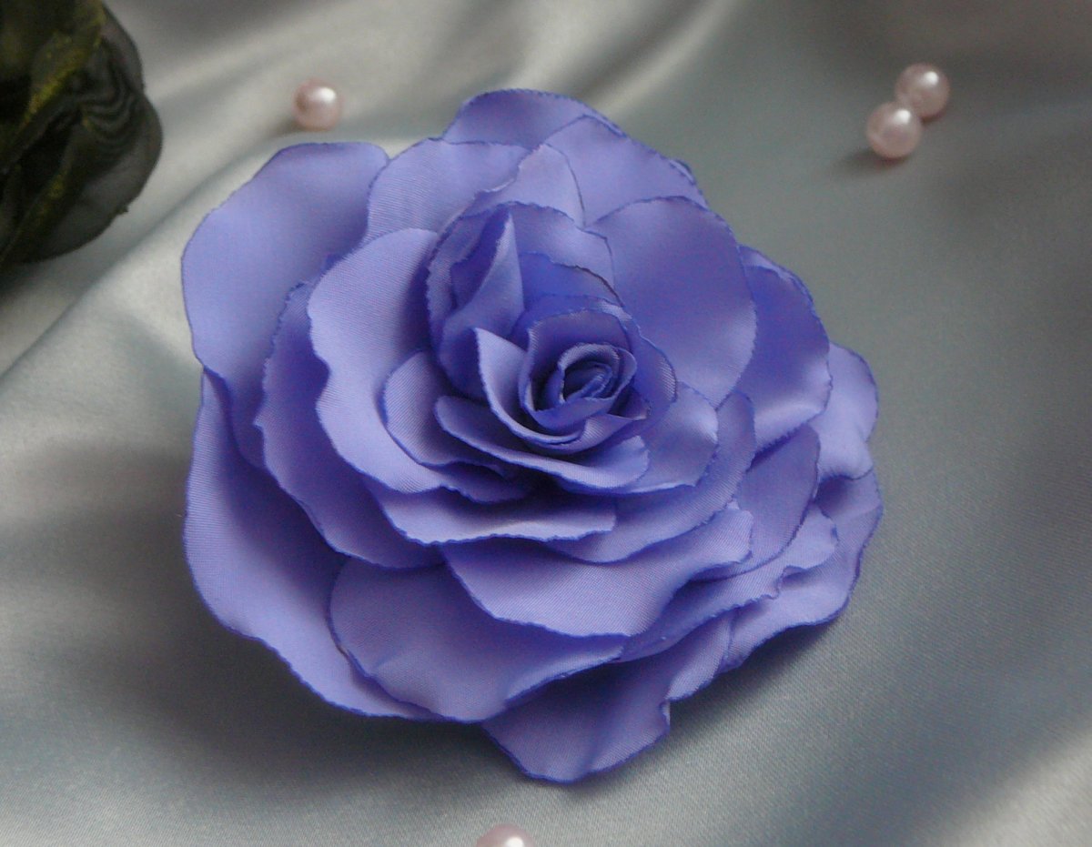  Gumička do vlasů s růži.