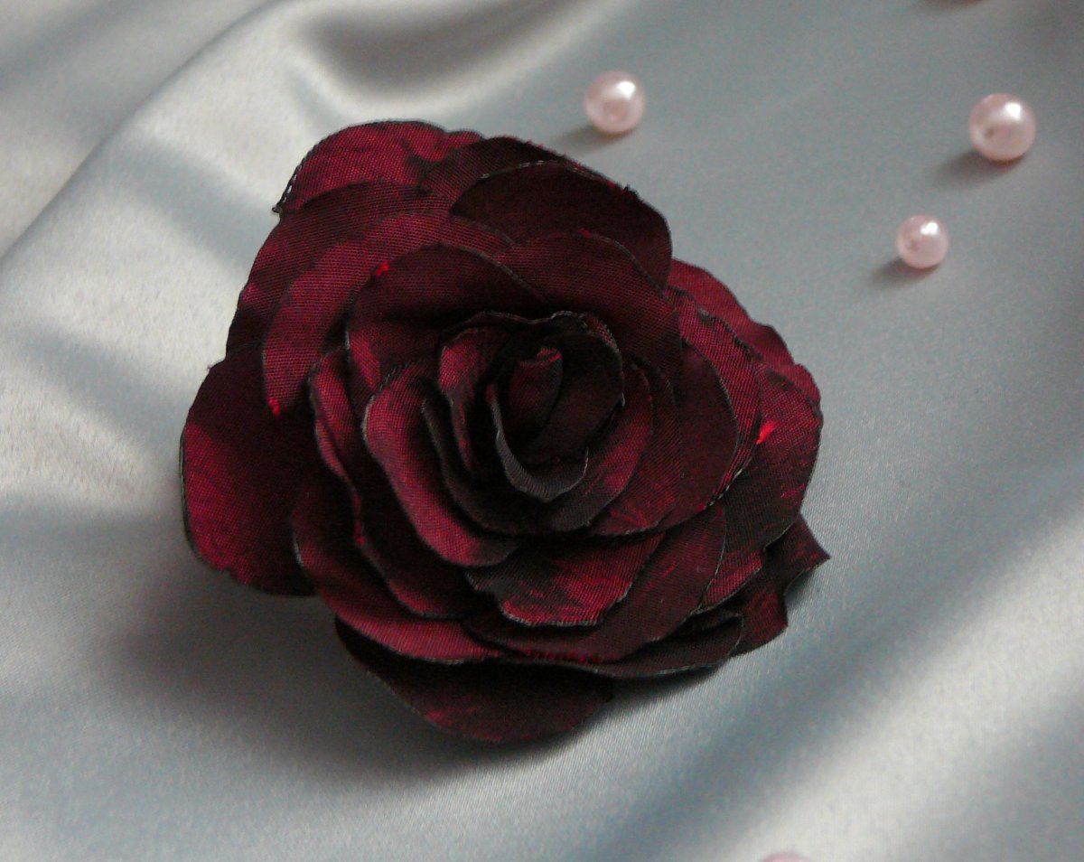  Gumička do vlasů s růži.