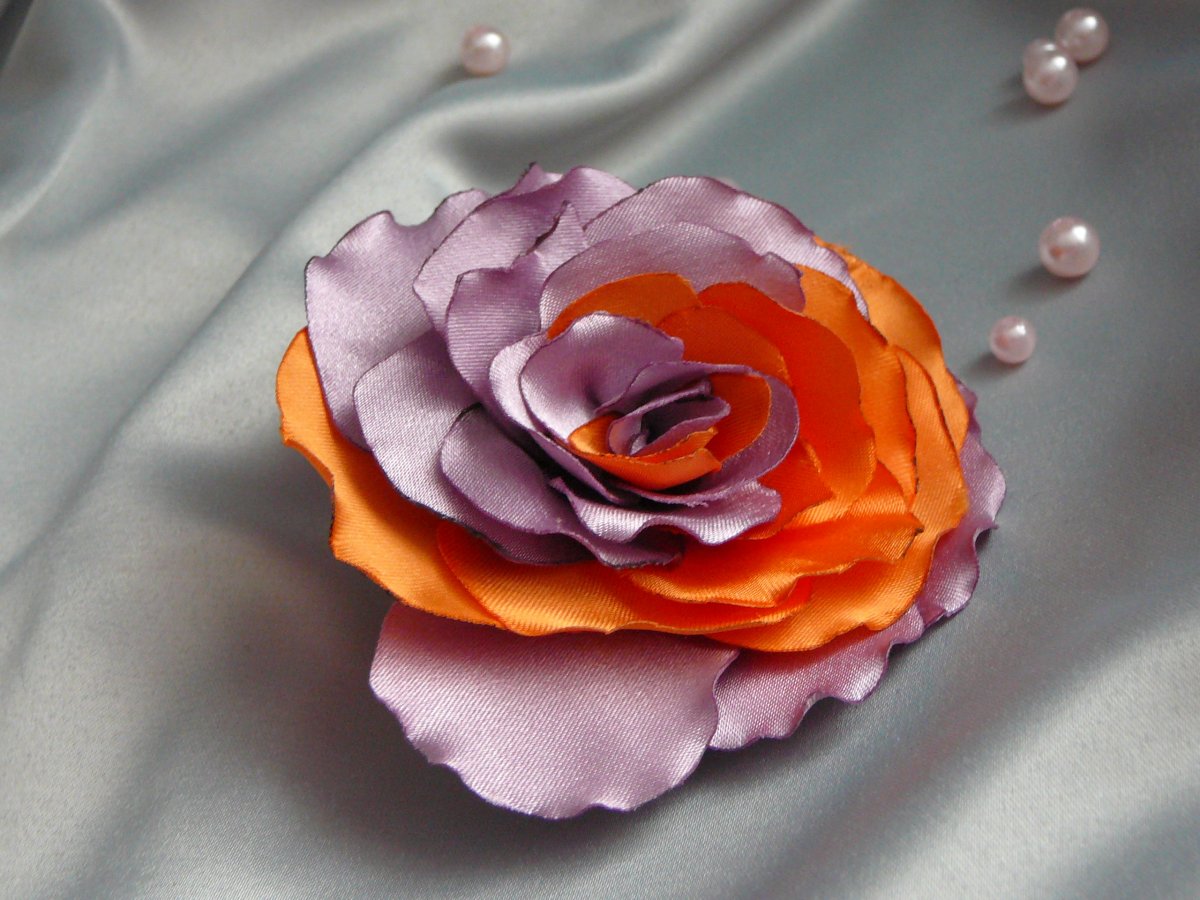  Gumička do vlasů s růži.