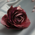 Gumička do vlasů s růži.