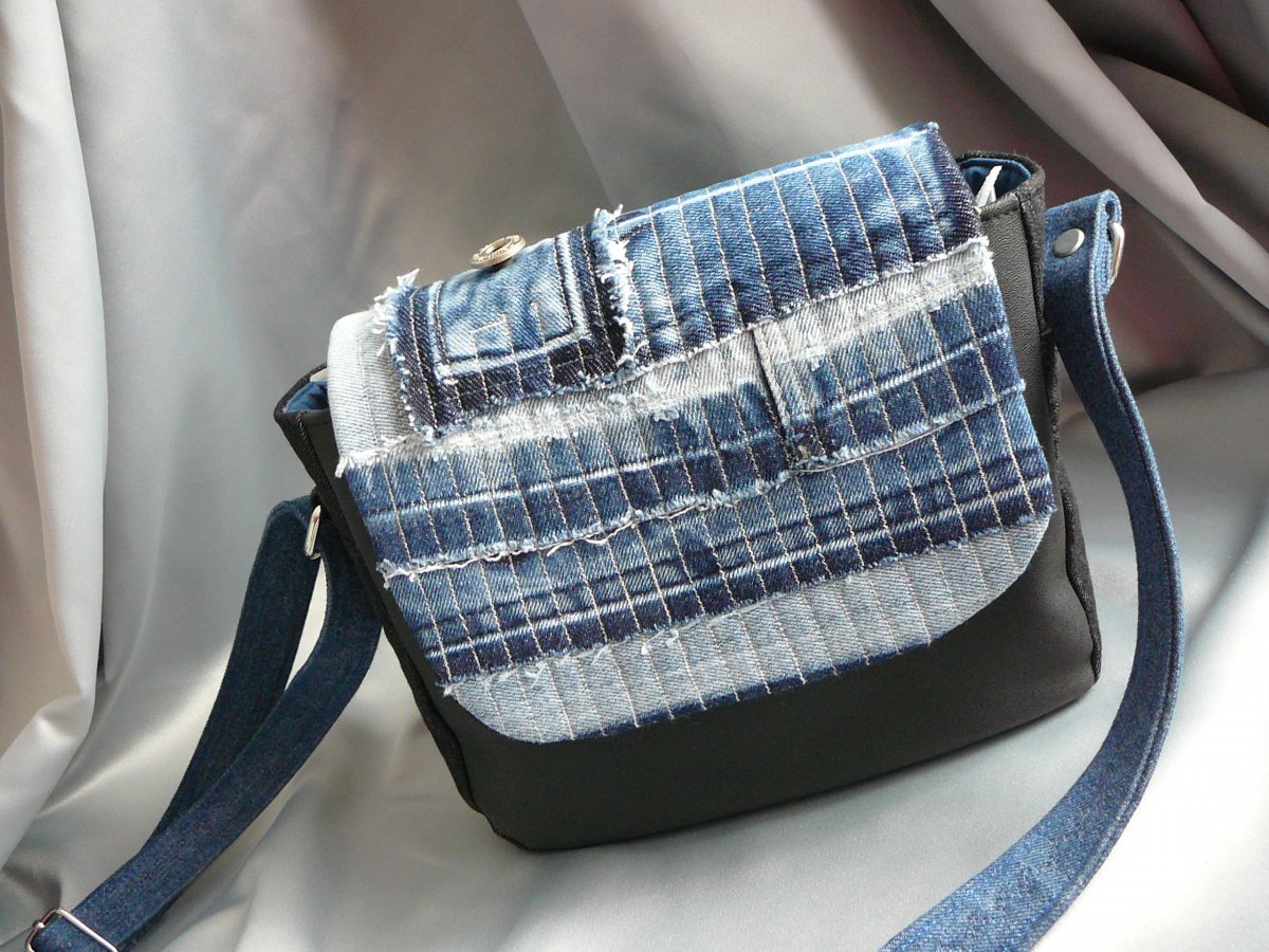 Kabelka s džinovou klopu.