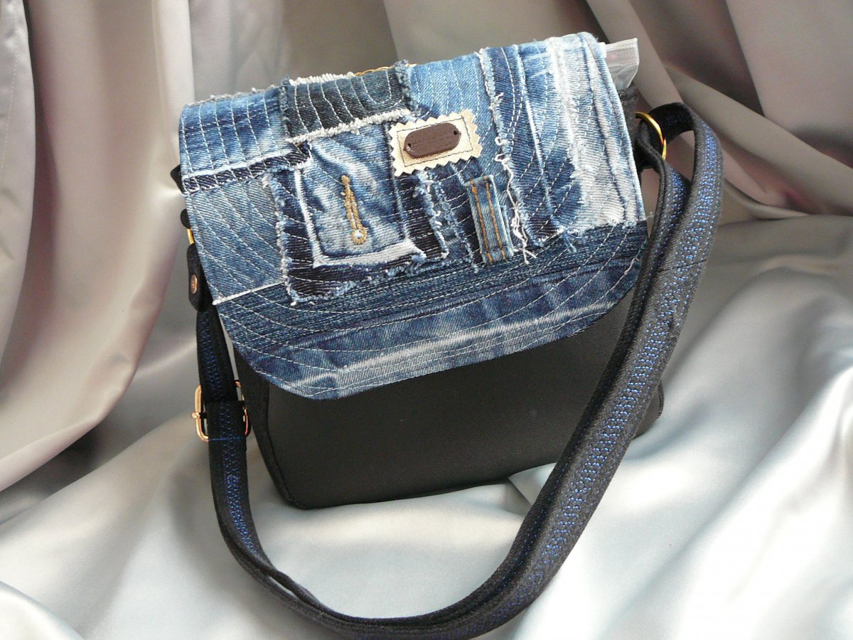 Kabelka s džinovou klopu.