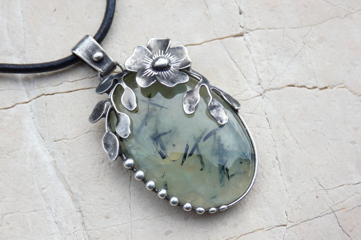 Větvička - cínovaný náhrdelník s prehnitem