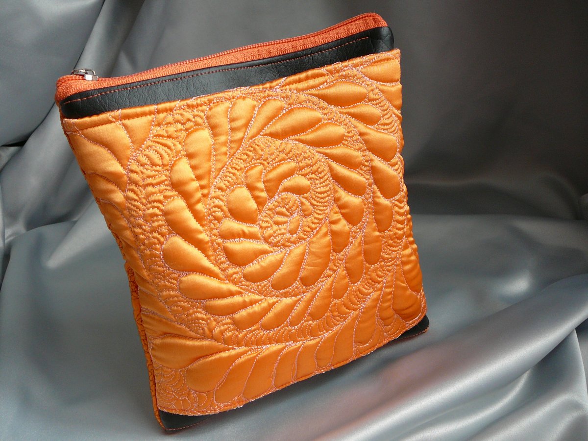 Oranžová taštička.