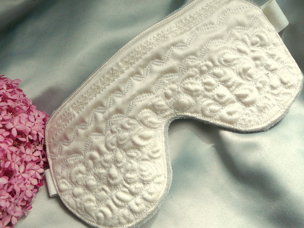 Béžová maska na spaní.