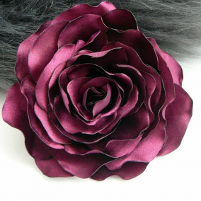 Saténová fialovo-vínová růže.
