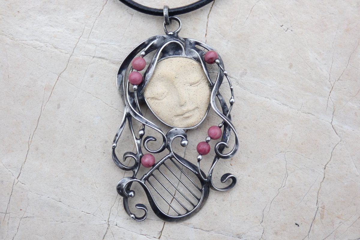 Múza - náhrdelník s keramickým obličejem