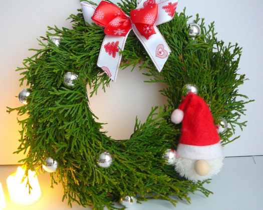 Věnec v tradiční zelené.