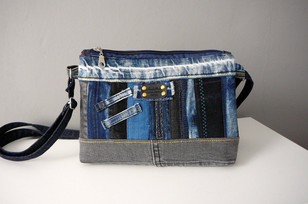  Malá džínová kabelka.
