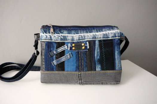  Malá džínová kabelka.
