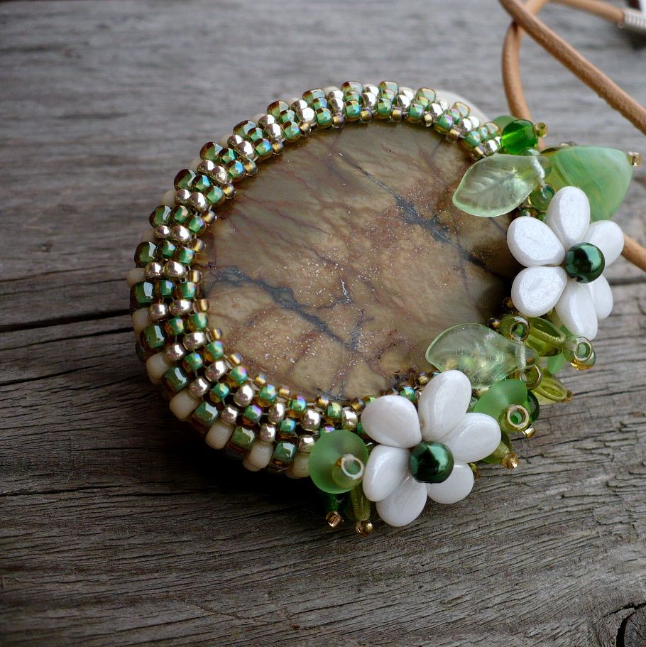 Kvetoucí kámen - náhrdelník