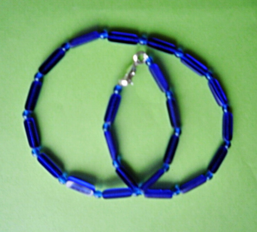 náhrdelník tmavě modrý