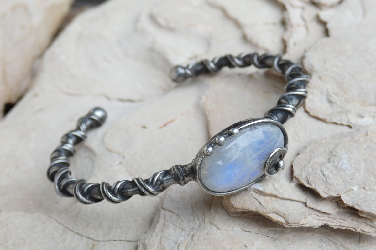 Šněrovaný náramek s měsíčním kamenem