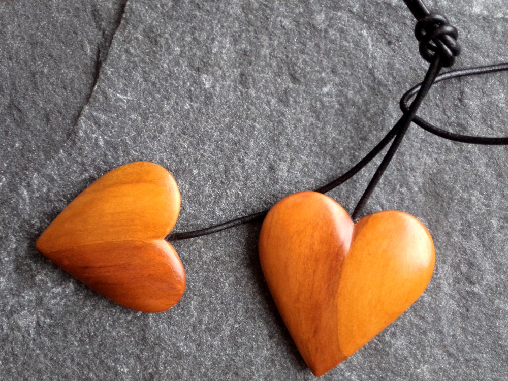 Dřevěný šperk - srdíčka