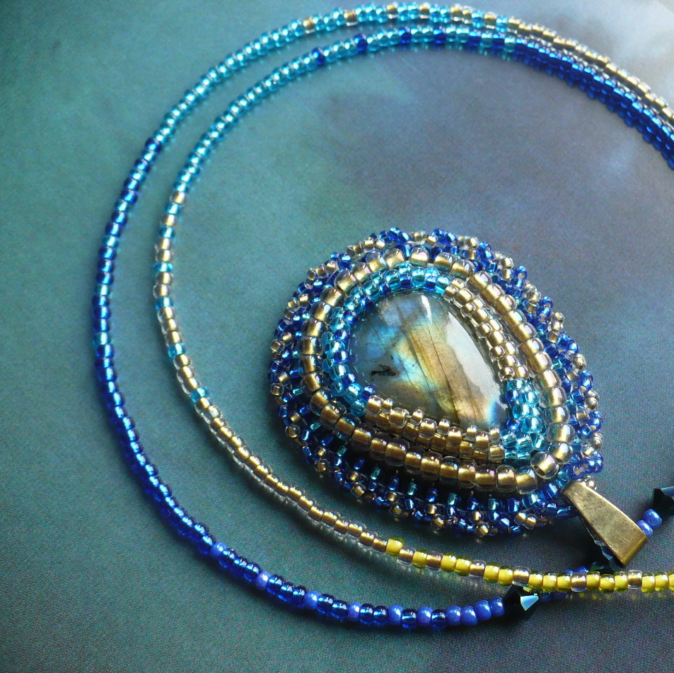 Zlato v hlubinách - přívěsek s labradoritem