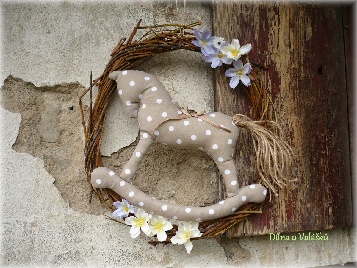 Věneček houpací koníček