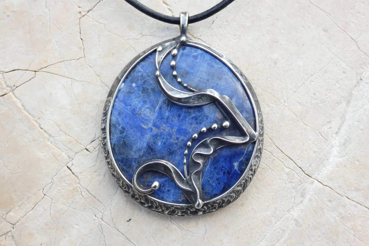 Dance - cínovaný náhrdelník se sodalitem